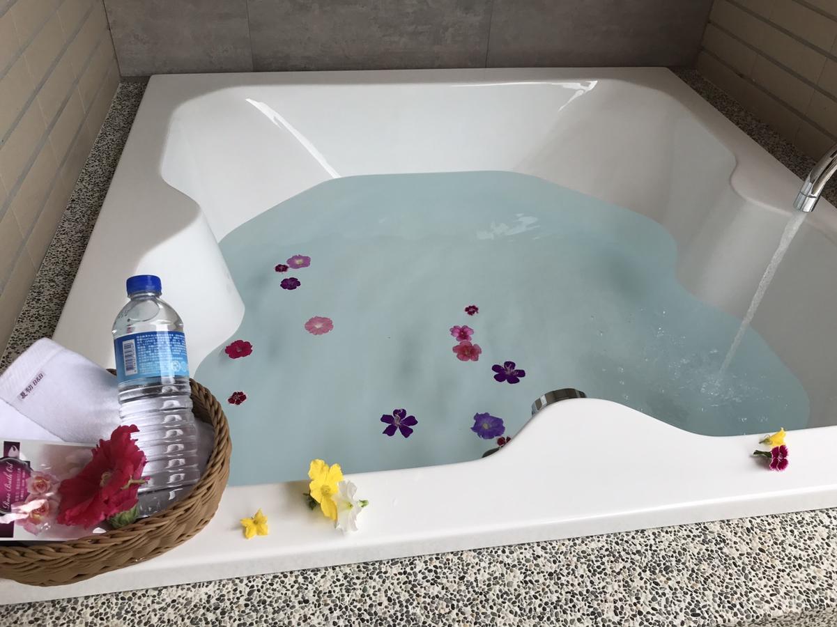 Early Summer Лодун Екстер'єр фото